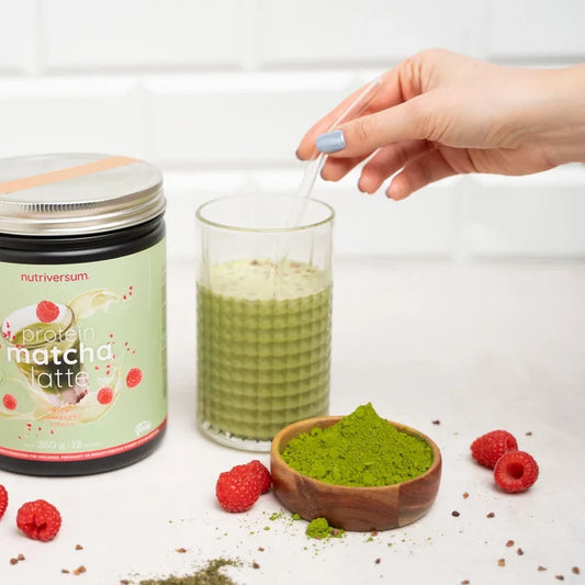 Protein-Matcha-Latte mit Proteinpulver und Himbeerstückchen Flow 360gr